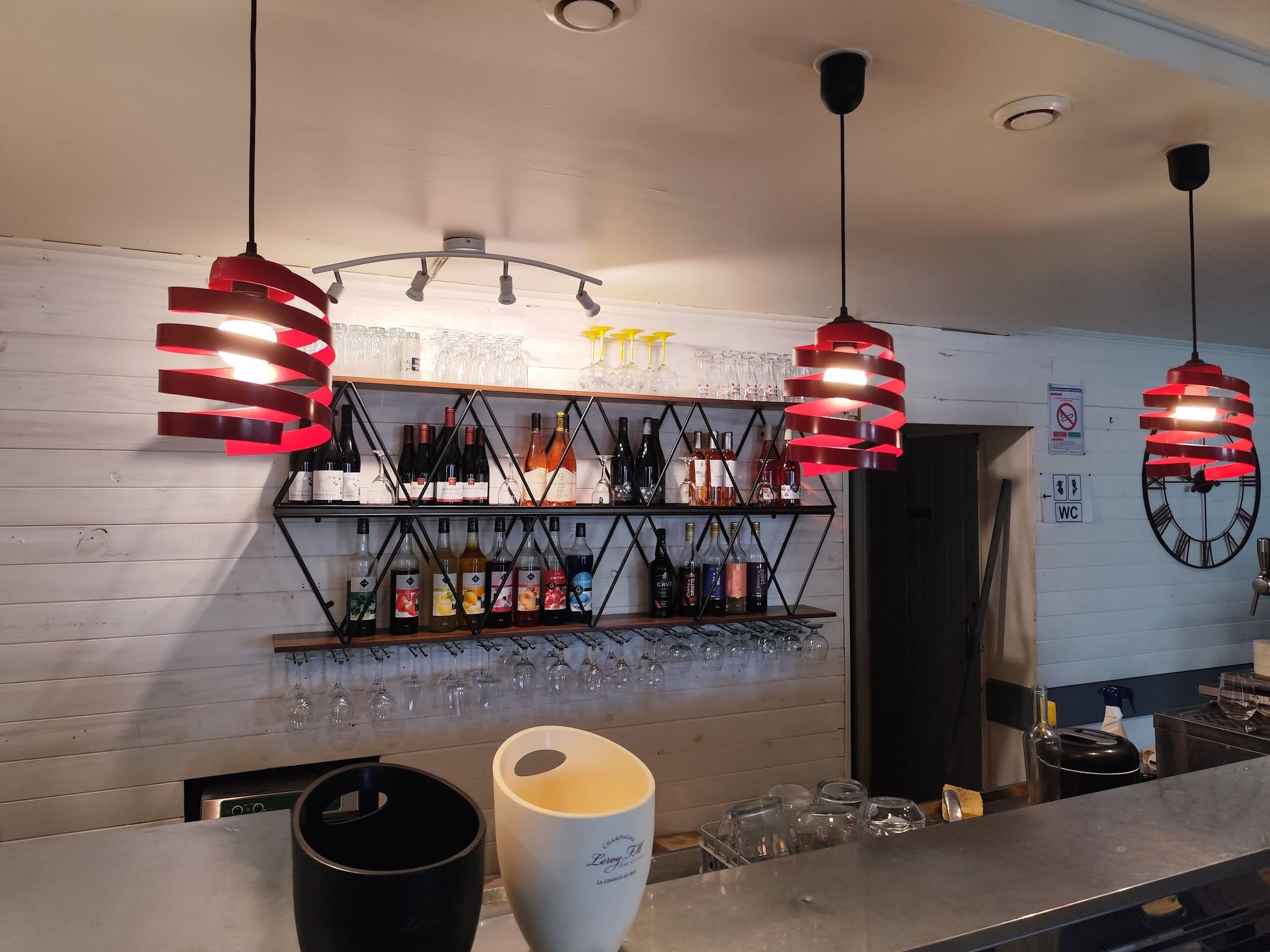 Comptoir du bar de l’Auberge de la Vanne à Fontvannes