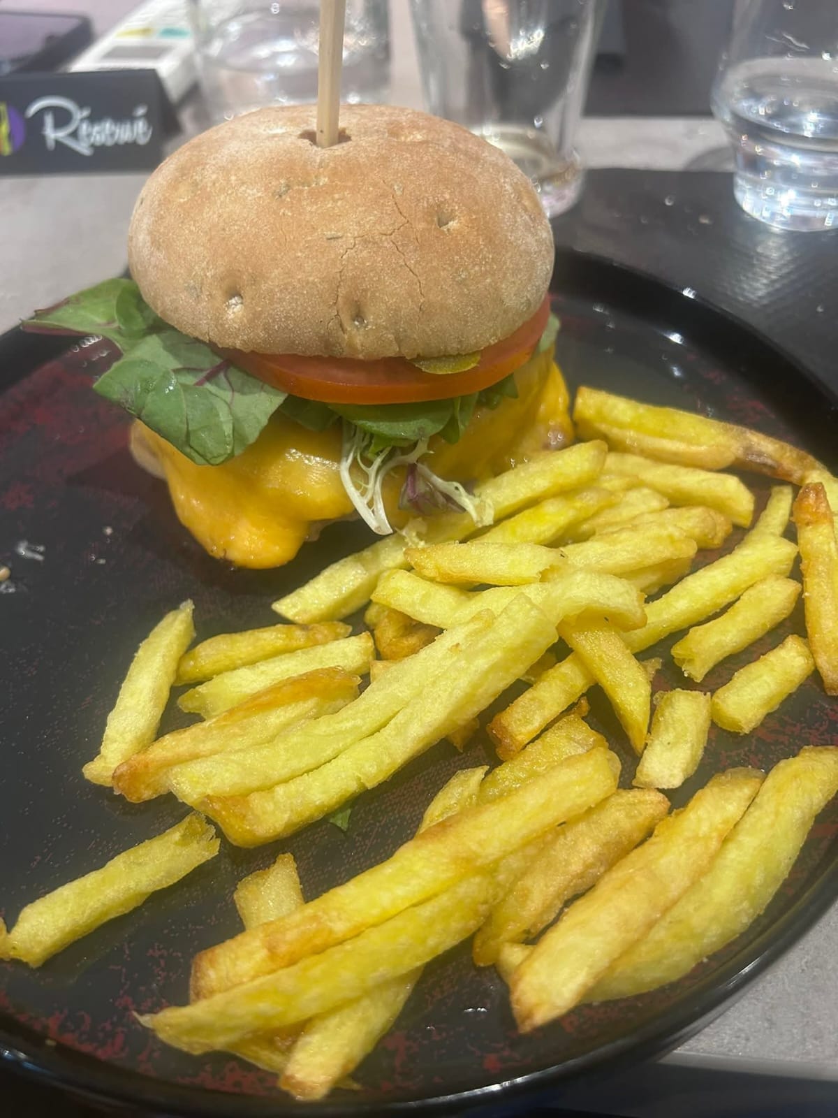 Burger servi avec frites faites maison
