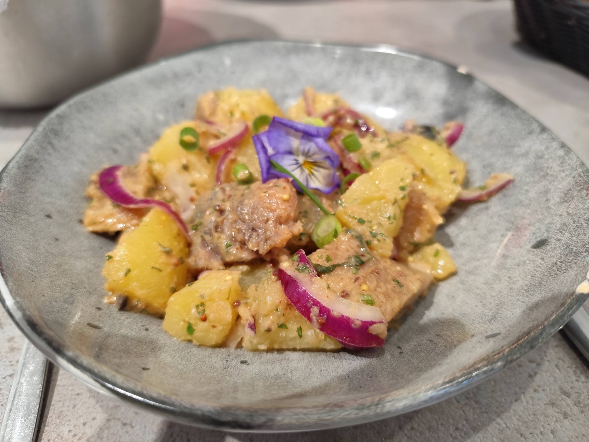 Échine de porc, sauce moutarde à l’ancienne et pommes de terre rôties — Auberge de la Vanne