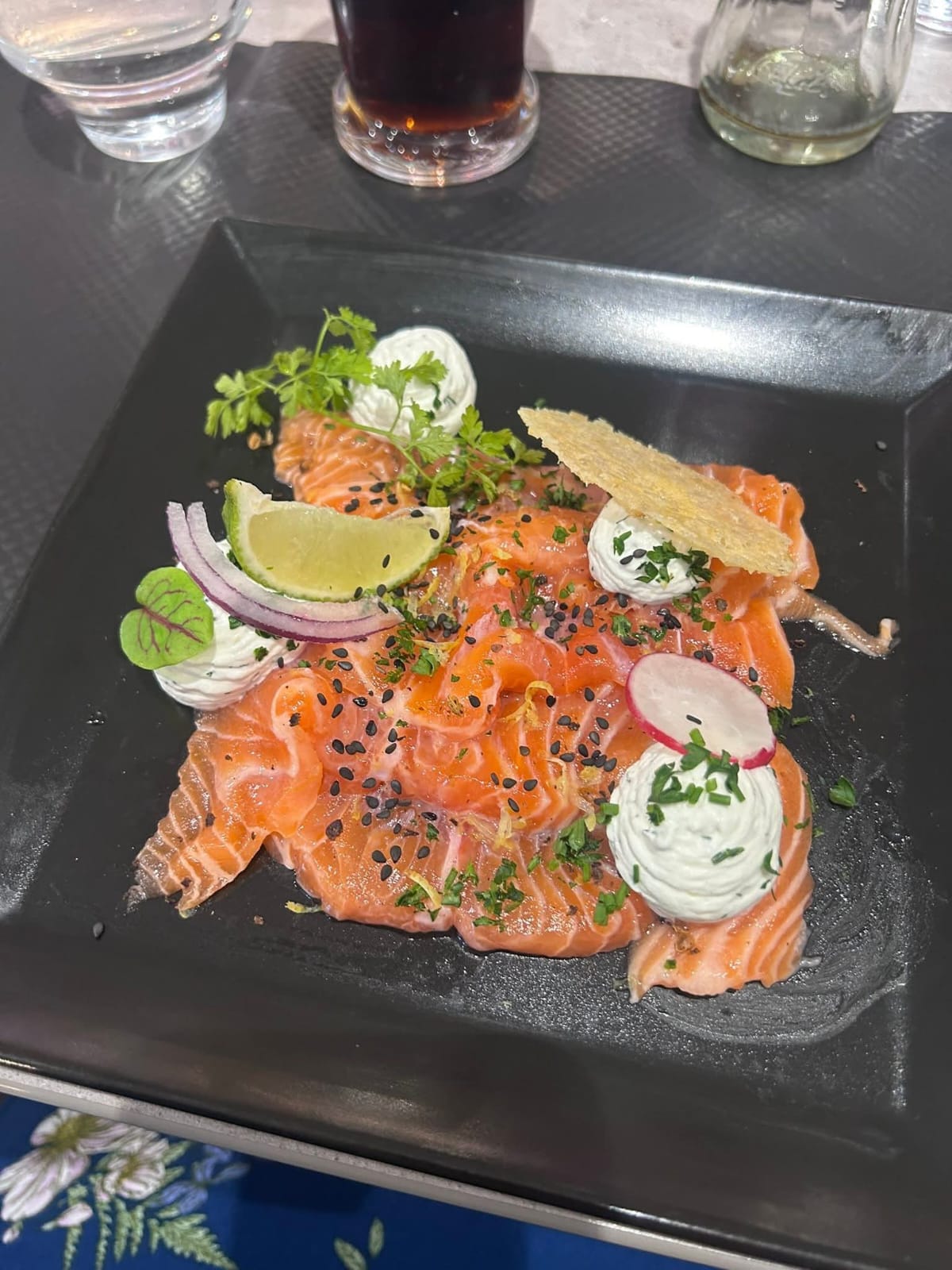 Carpaccio de saumon, crème d’aneth citronnée et tuile de parmesan
